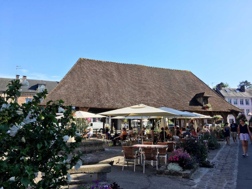 Place Benserade, la Halle, Lyons-la-Forêt © ML Vittori Lyons Andelle Tourisme