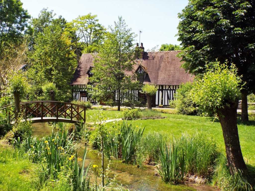 Square des Trois Moulins, Lyons-la-Forêt